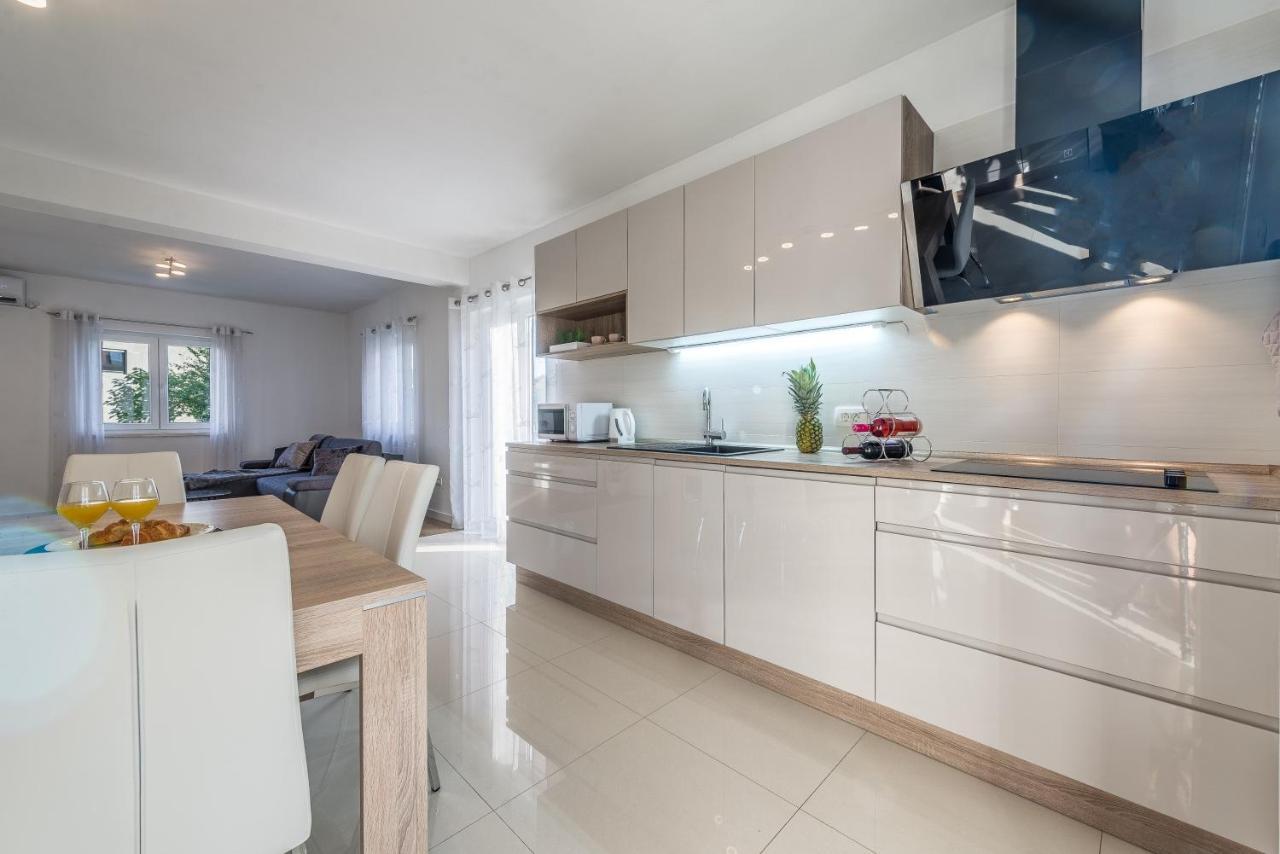 Holiday Home Bajlo Apartment With Three Bedrooms Zadar Exterior photo